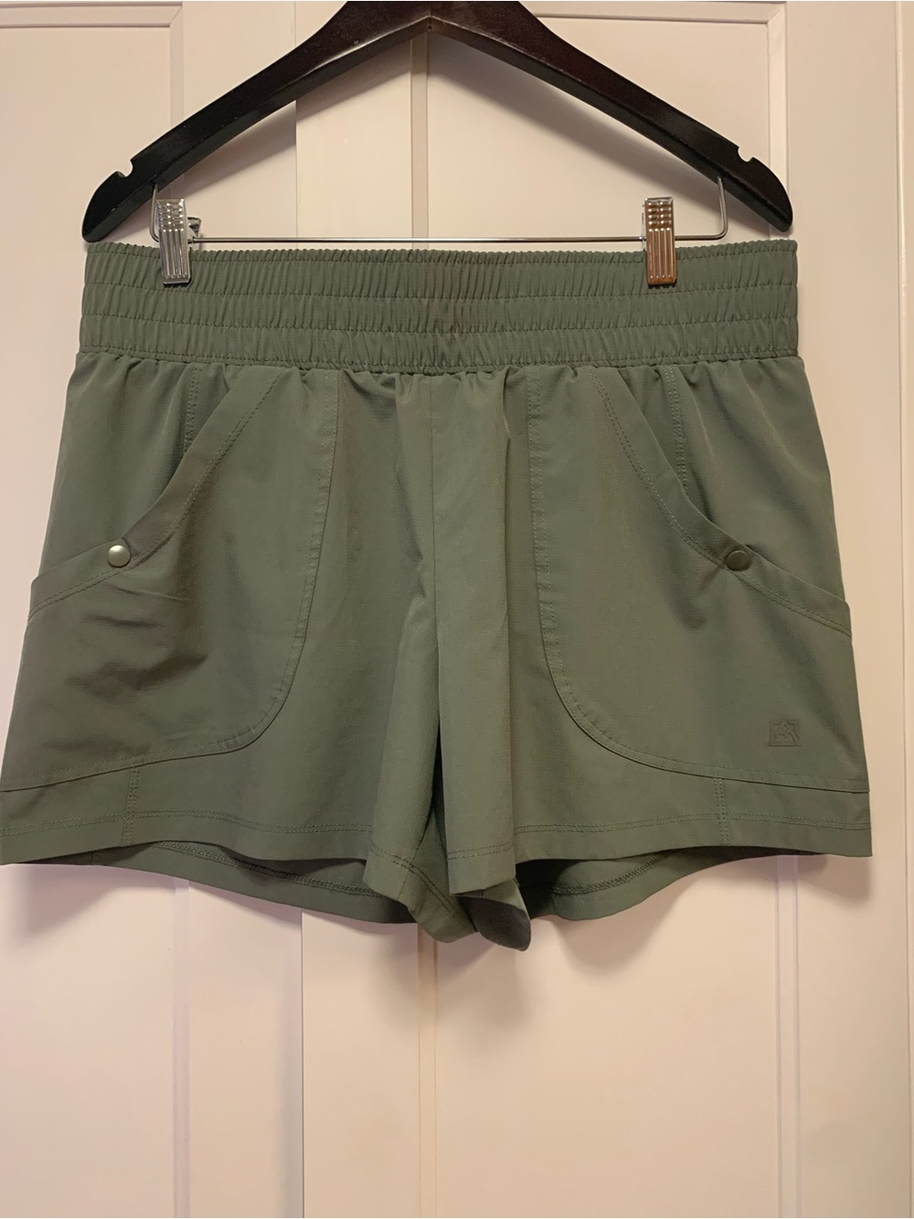 Outdoor supply company women’s olive green shorts large stretch, travel, hiking